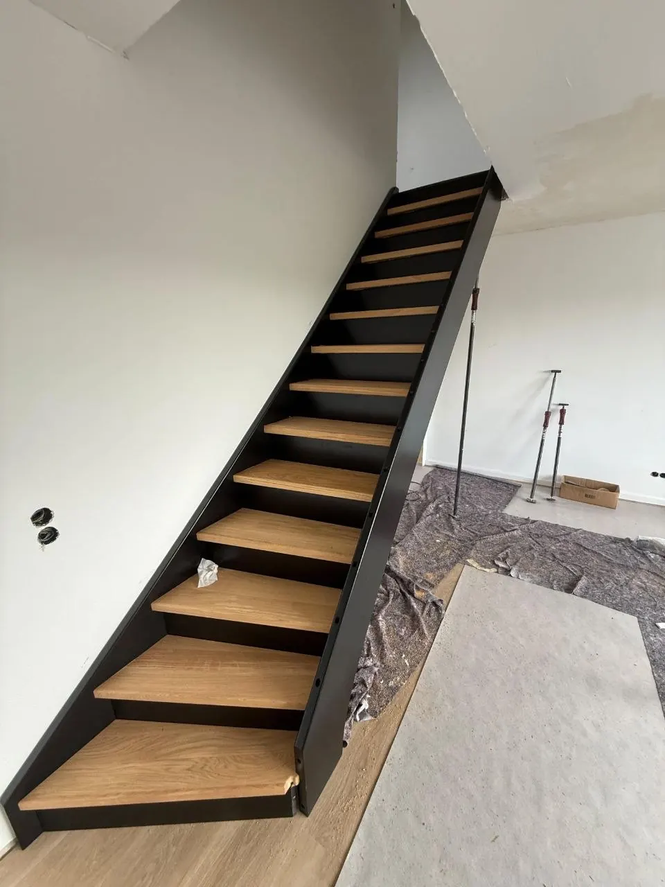 Seitliche Ansicht der fertigen Treppe im Projekt Stockum